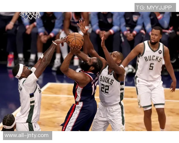 字母哥猛如虎仅用26分钟砍下37分14篮板5助攻展现统治力