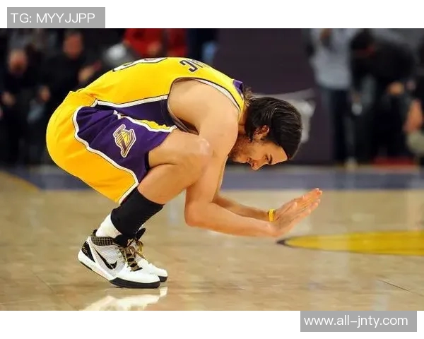 湖人传奇球员武贾西奇格林霍里携手为洛杉矶社区送温暖火鸡