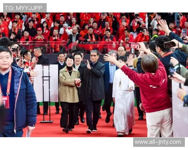 海港俱乐部与球迷代表共庆20岁生日徐根宝携手回归崇明基地温情时刻 海港俱乐部与球迷代表共庆20岁生日徐根宝携手回归崇明基地温情时刻